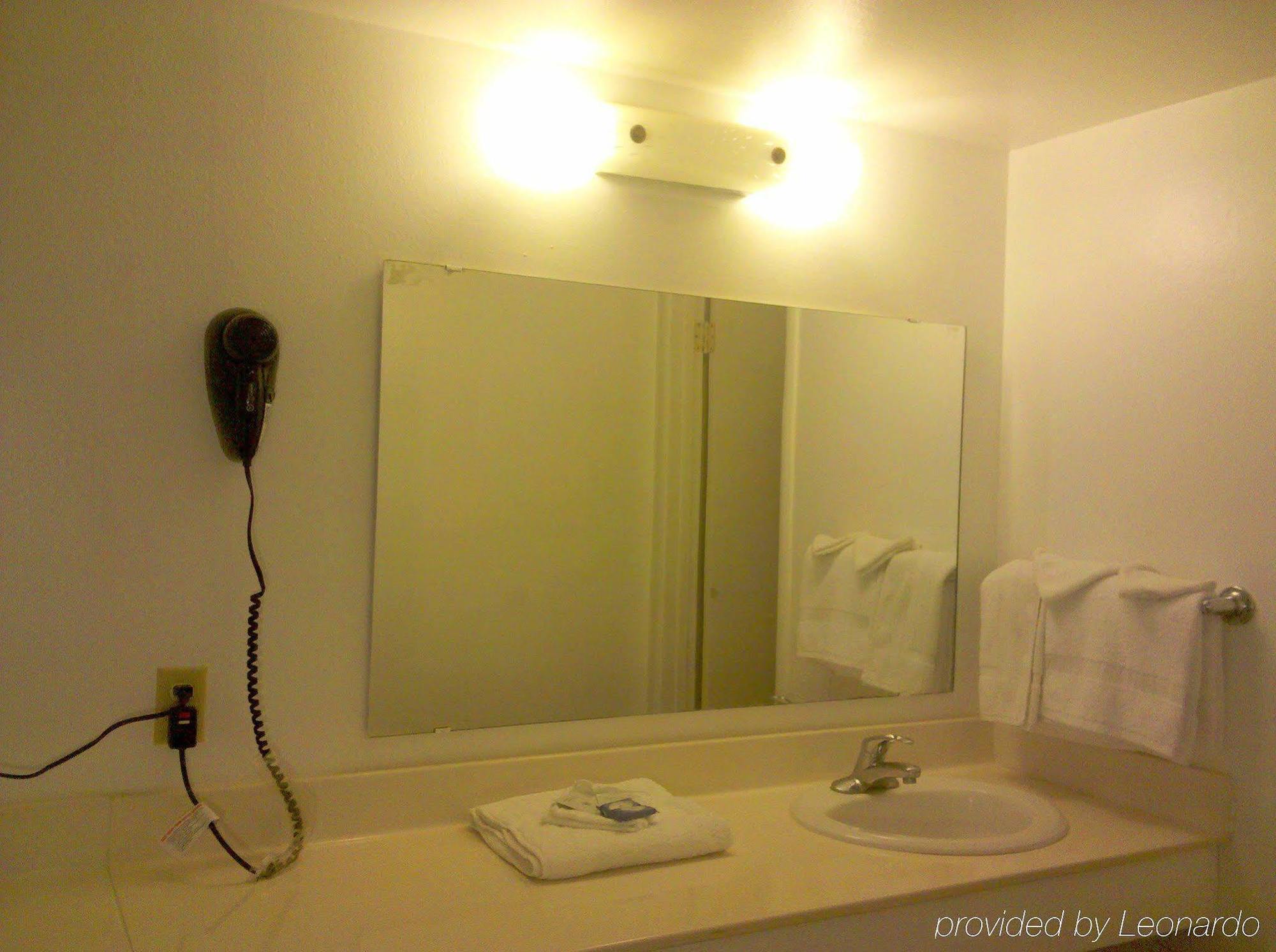 Maple Inn And Suites Los Banos Room photo