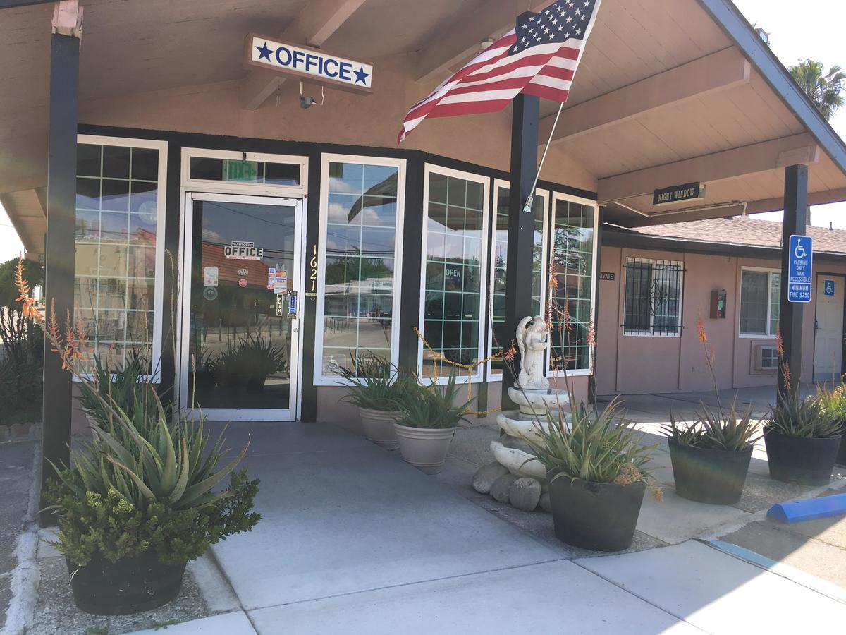 Maple Inn And Suites Los Banos Exterior photo
