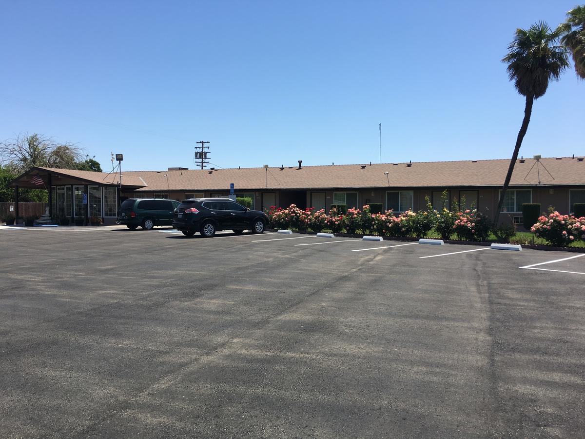 Maple Inn And Suites Los Banos Exterior photo