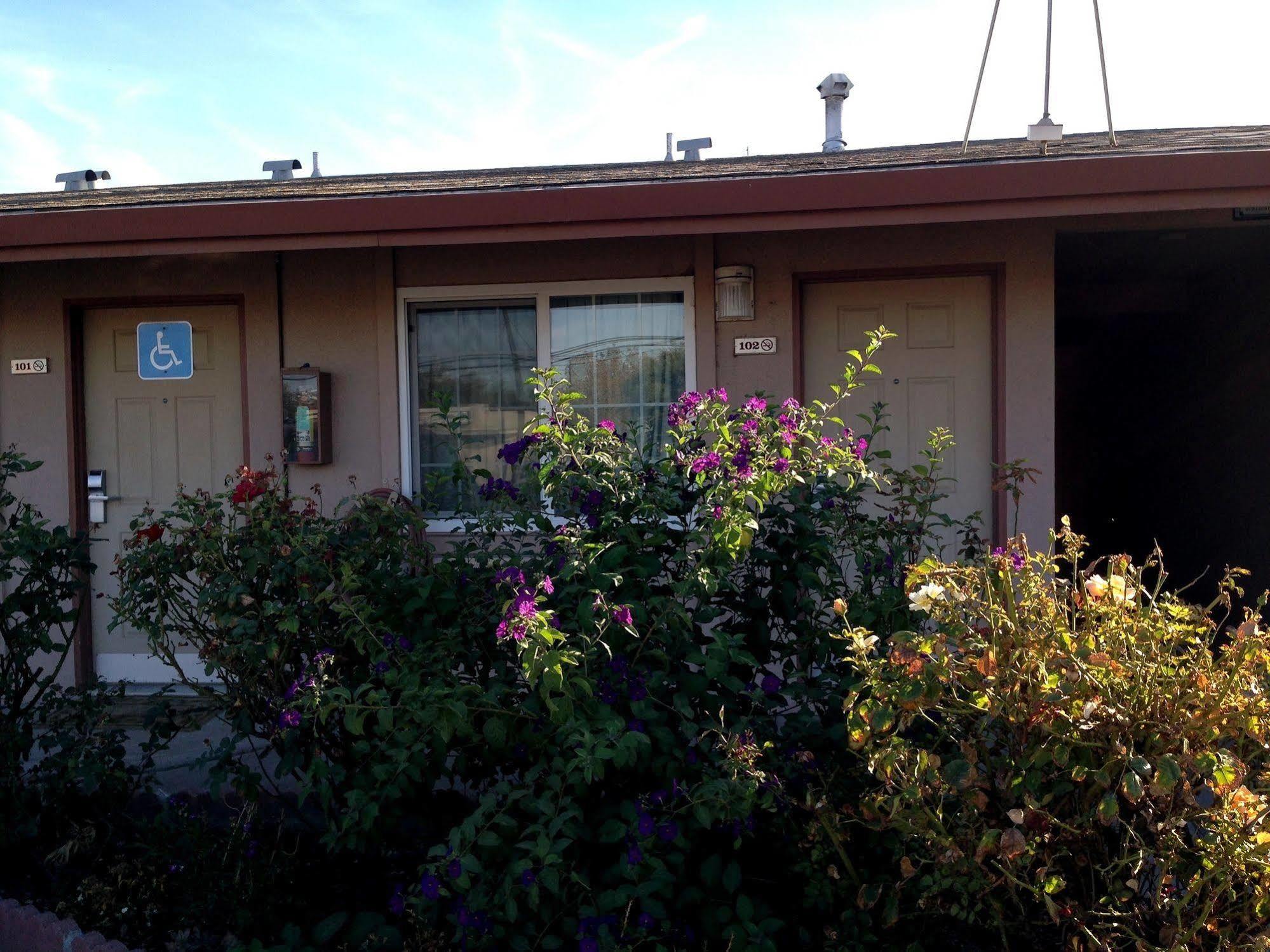 Maple Inn And Suites Los Banos Exterior photo